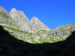 Salendo verso l'alpe Arculà, il Castello sullo sfondo